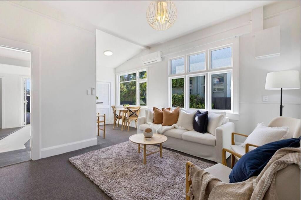 Charming Home, 10 Mins From Cbd Holiday home *